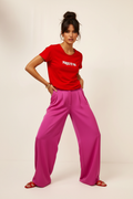 T-shirt PORQUE TE VAS avec pantalon fuscia et sandales rouges